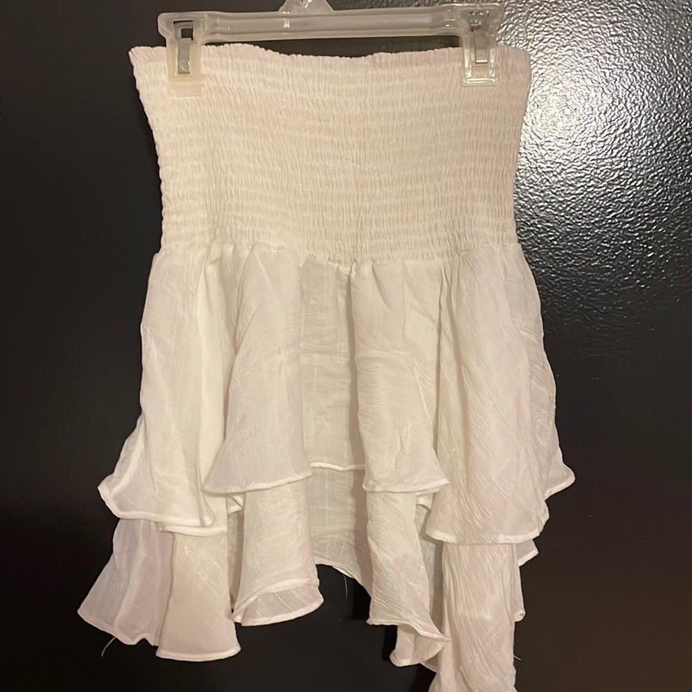 Adorable white, flowy skirt!